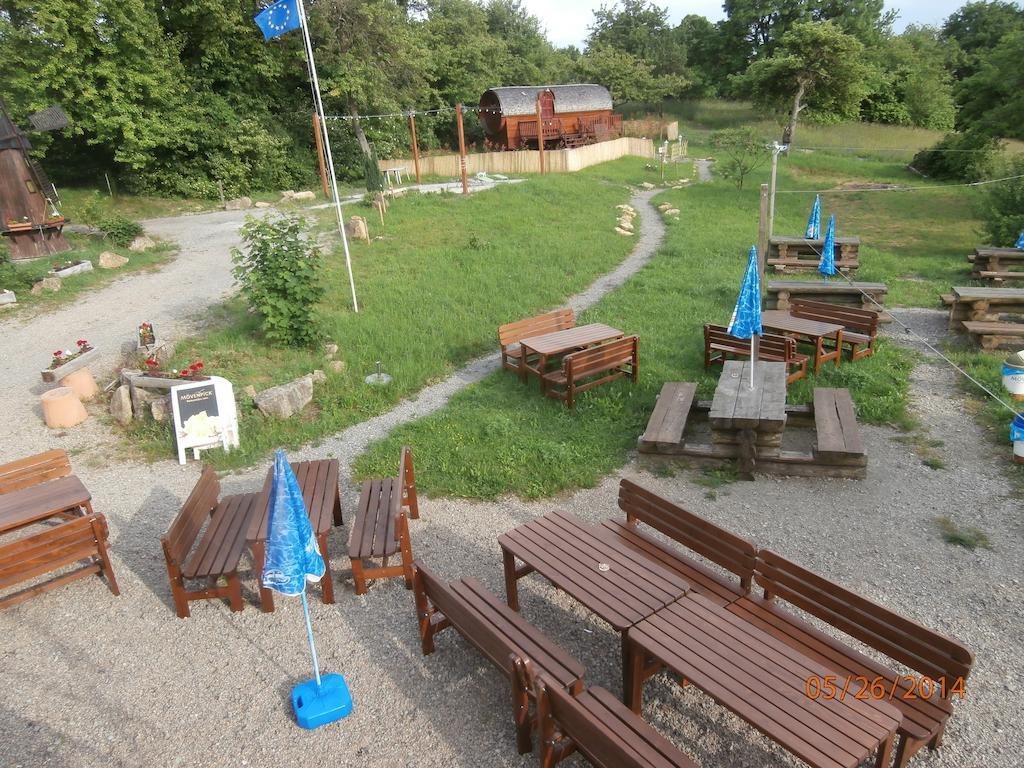 Le Chalet Du Chemin Et Sa Roulotte Berviller-en-Moselle Екстериор снимка