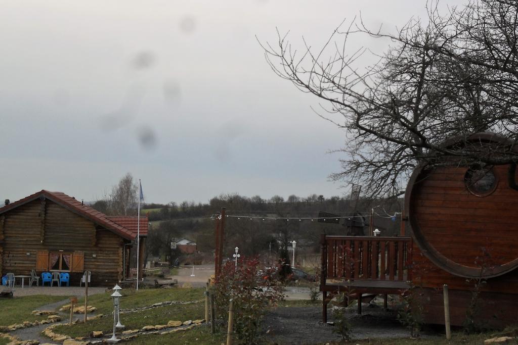 Le Chalet Du Chemin Et Sa Roulotte Berviller-en-Moselle Екстериор снимка